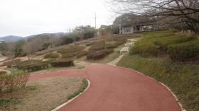 駐車場からここまでは広い公園