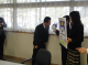 唐津の坂井市長が唐ワン人形に話しかけている写真